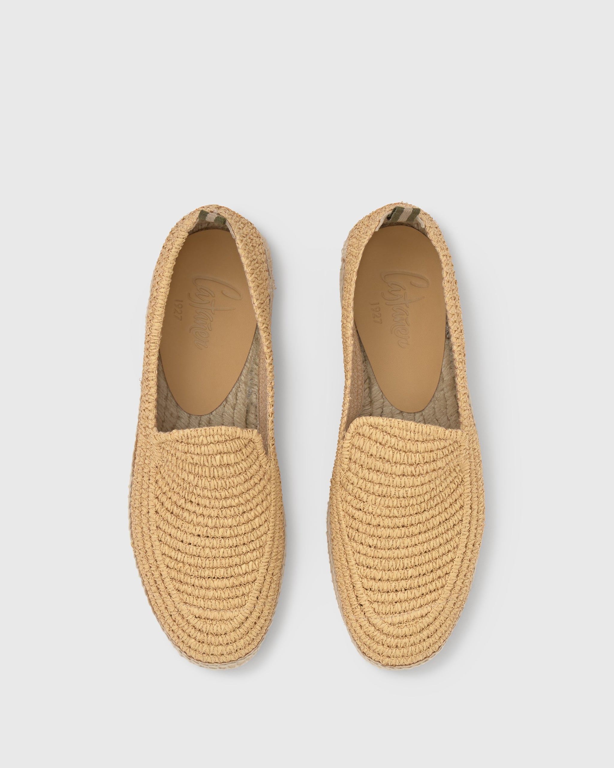 Mocassins femme estivaux en raphia beige avec pampilles en cuir